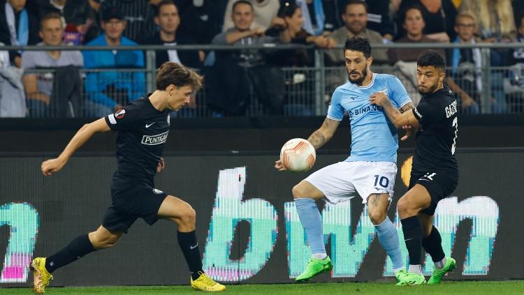 Aksi Luis Alberto (tengah) di laga Sturm Graz vs Lazio (06/10/22). (Foto: REUTERS/Lisa Leutner)