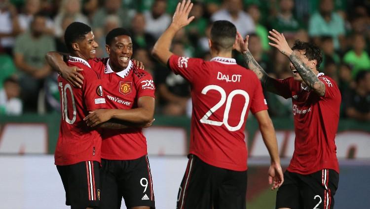 Anthony Martial merayakan golnya ke gawang Omonia bersama para pemain Manchester United (06/10/22). (Foto: REUTERS/Yiannis Kourtoglou)