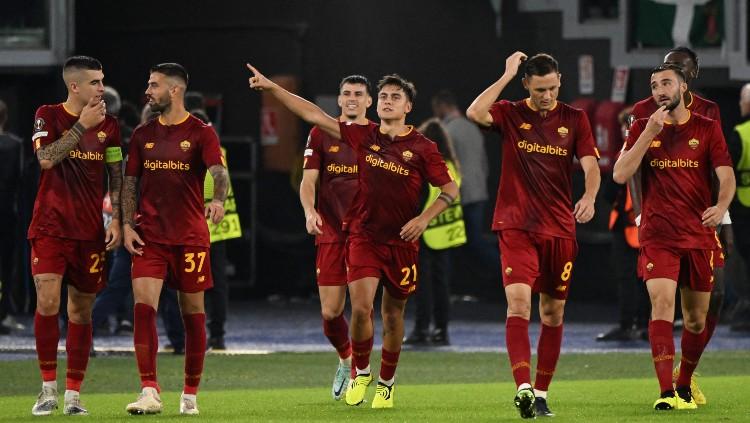 Para pemain AS Roma merayakan gol Paulo Dybala (tengah) di laga kontra Real Betis (07/10/22). (Foto: REUTERS/Alberto Lingria) - INDOSPORT