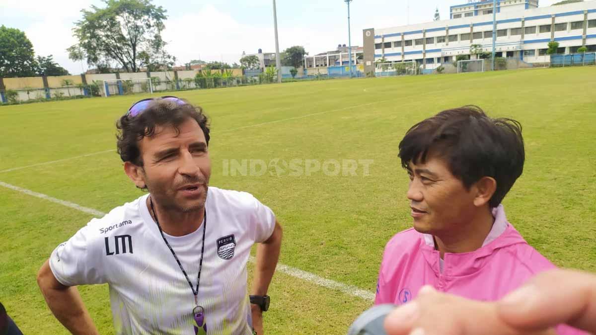 Pelatih Persib Bandung asal Spanyol, Luis Milla bersama pelatih fisik Persib, Yaya Sunarya. - INDOSPORT