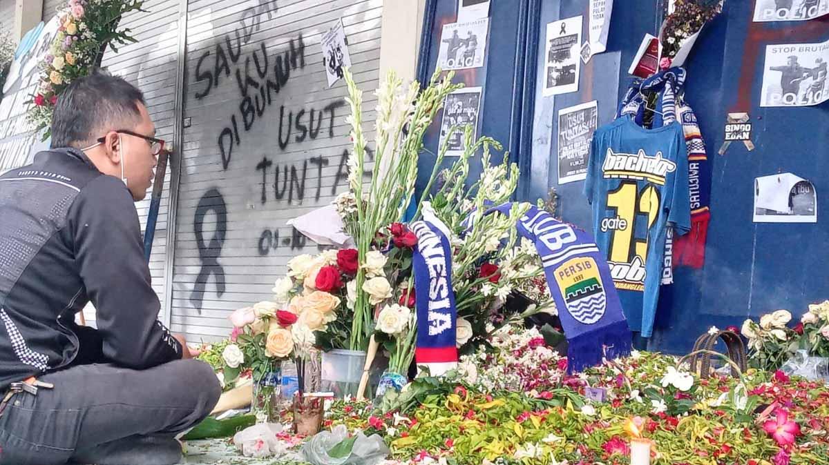 Gate 13 menjadi pusat memanjatkan doa karena ditengarai banyak korban jiwa jatuh disini.