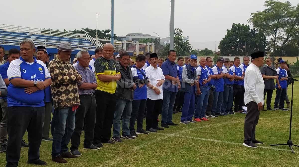 Mantan pemain Persib, gelar doa bersama di Stadion Persib, Jalan Ahmad Yani, Kota Bandung, Jumat (07/10/22), untuk korban tragedi Stadion Kanjuruhan, Malang.