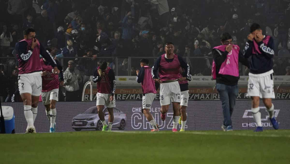 Gas air mata makan korban di pertandingan Liga Argentina, Gimnasia vs Boca Juniors. (Foto: REUTERS/Jose Brusco)