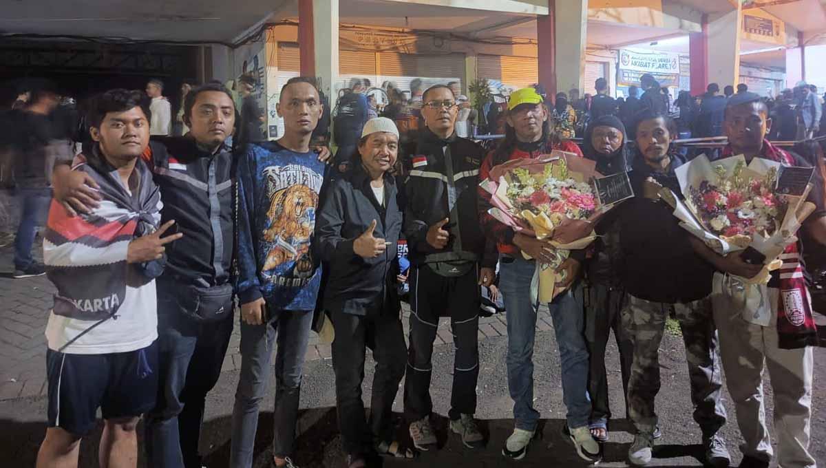 Perwakilan suporter Persis Solo saat berpose bersama suporter Arema FC dalam acara tujuh harian Tragedi Kanjuruhan, Jumat (7/10/22). Foto: Dok. DPP Pasoepati