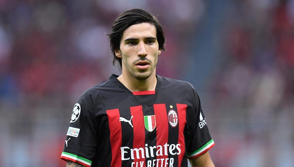 Sandro Tonali saat masih berseragam AC Milan sebelum gabung Newcastle United. Foto: REUTERS/Daniele Mascolo.