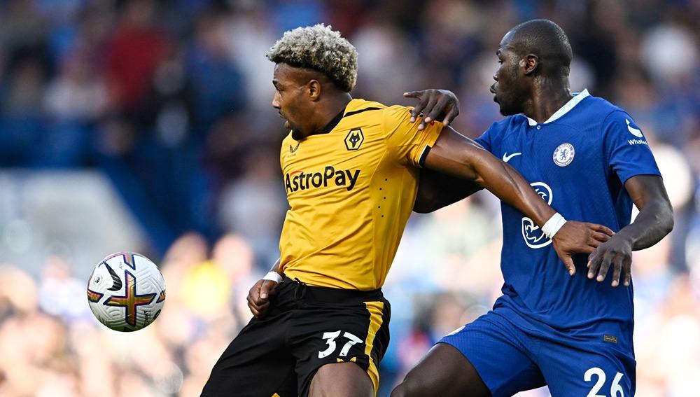 Adama Traore duel dengan Kalidou Koulibaly dalam laga Liga Inggris antara Chelsea vs Wolverhampton Wanderers - INDOSPORT