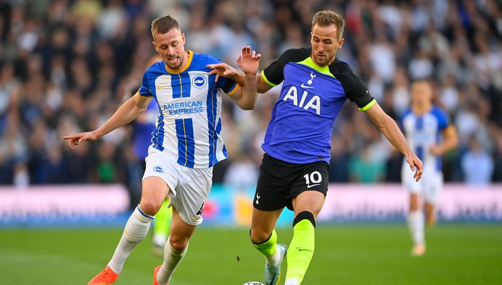 Duel Adam Webster dengan Harry Kane saat laga Liga Inggris antara Brighton & Hove Albion vs Tottenham Hotspur