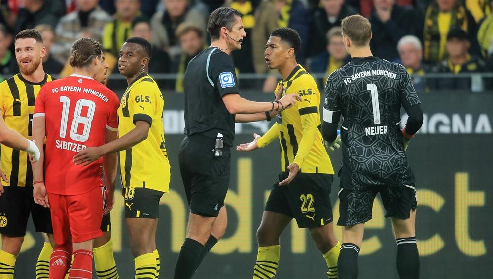 Aksi protes Jude Bellingham dalam laga Bundesliga Jerman antara Borussia Dortmund vs Bayern Munchen