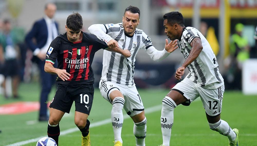 Aksi Brahim Diaz saat berduel dengan Alex Sandro dan Arkadiusz Milik dalam pertandingan Liga Italia antara AC Milan vs Juventus - INDOSPORT