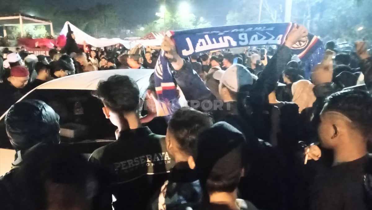 Virus perdamaian ditebar saat Aremania menyanyi bersama Bonek yang datang dalam peringatan malam ke7 tragedi Kanjuruhan.