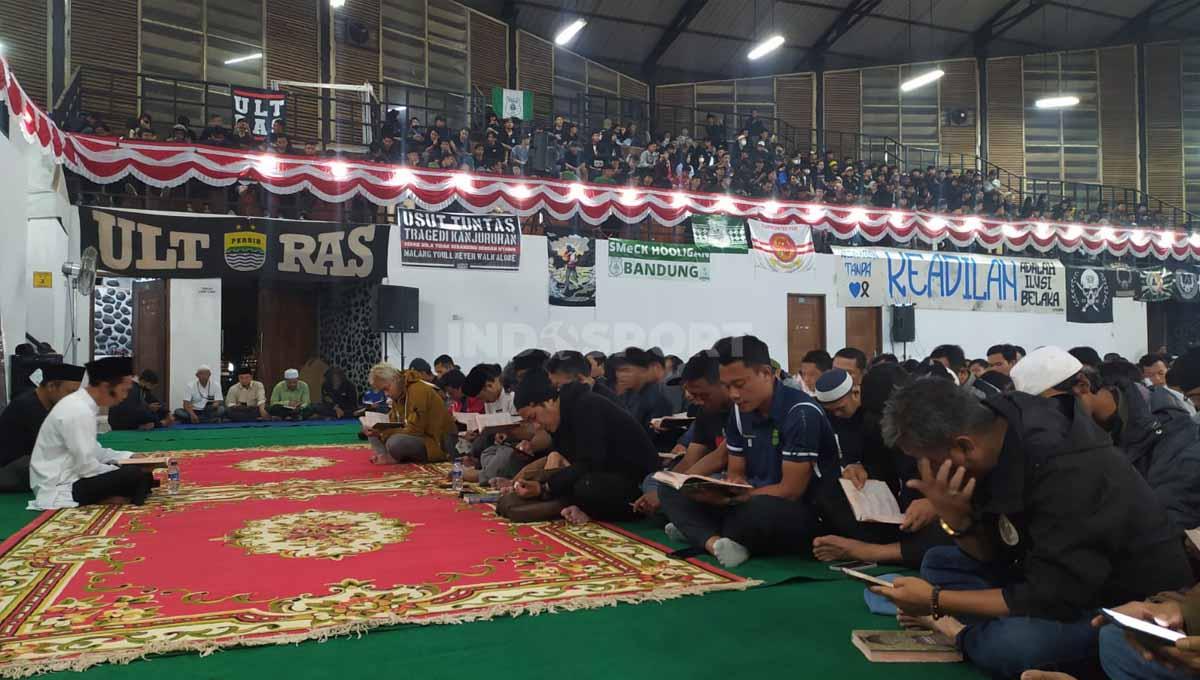 Gelandang Persib, Dedi Kusnandar bersama dua pemain Persija Jakarta, Tony Sucipto dan Taufik Hidayat mengikuti kegiatan doa bersama berbagai elemen suporter di GOR Saparua, Kota Bandung, Sabtu (08/10/22).
