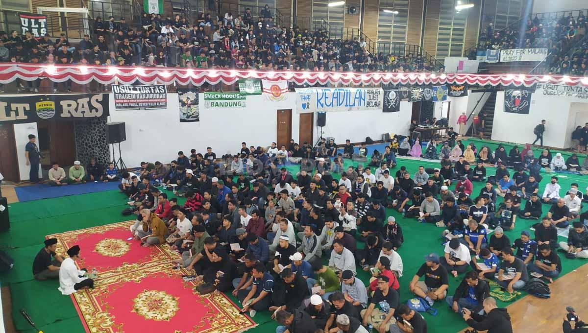 Gelandang Persib, Dedi Kusnandar bersama dua pemain Persija Jakarta, Tony Sucipto dan Taufik Hidayat mengikuti kegiatan doa bersama berbagai elemen suporter di GOR Saparua, Kota Bandung, Sabtu (08/10/uporter di GOR Saparua, Kota Bandung, Sabtu (08/10/22). - INDOSPORT