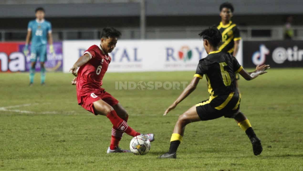 Pemain Timnas Indonesia U-17 berusaha melewati pemain Malaysia pada Kualifikasi Piala Asia U-17 grup B di Stadion Pakansari, Cibinong, Kabupaten Bogor, Jumat (09/10/22).
