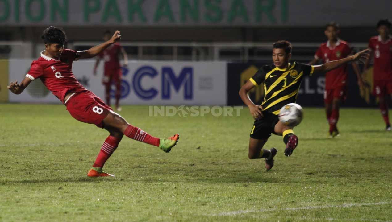 Tendangan ke gawang Malaysia yang dilakukan oleh striker Timnas Indonesia U-17, Arkhan Kaka (kiri) gagal berbuah gol pada Kualifikasi Piala Asia U-17 grup B di Stadion Pakansari, Cibinong, Kabupaten Bogor, Jumat (09/10/22).