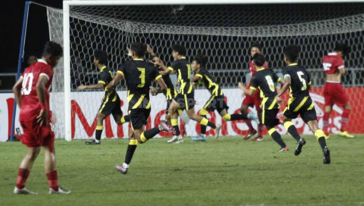 Selebrasi para pemain Malaysia usai berhasil mencetak gol ke gawang Timnas Indonesia U-17 pada Kualifikasi Piala Asia U-17 grup B di Stadion Pakansari, Cibinong, Kabupaten Bogor, Jumat (09/10/22).