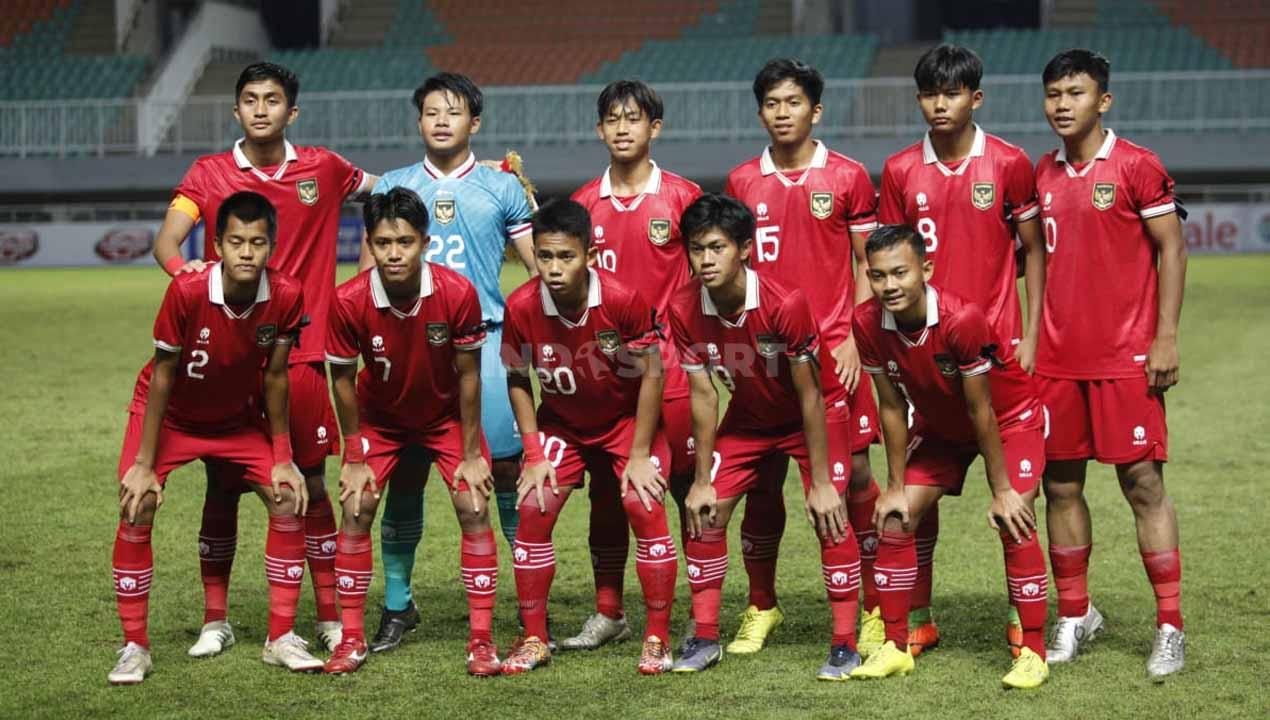 Starting eleven Timnas Indonesia U-17 saat berhadapan dengan Malaysia pada Kualifikasi Piala Asia U-17 grup B di Stadion Pakansari, Cibinong, Kabupaten Bogor, Jumat (09/10/22).