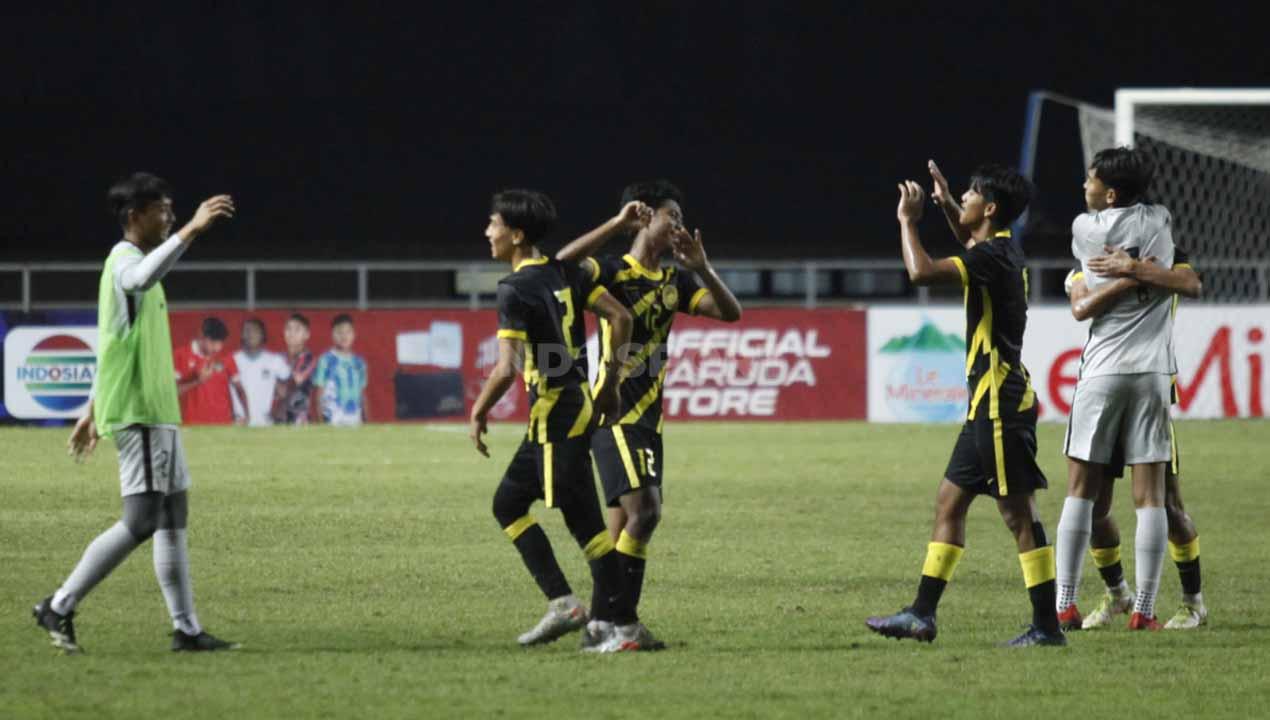 Kegembiraan para pemain Malaysia usai mengalahkan Timnas Indonesia pada Kualifikasi Piala Asia U-17 grup B di Stadion Pakansari, Cibinong, Kabupaten Bogor, Jumat (09/10/22).