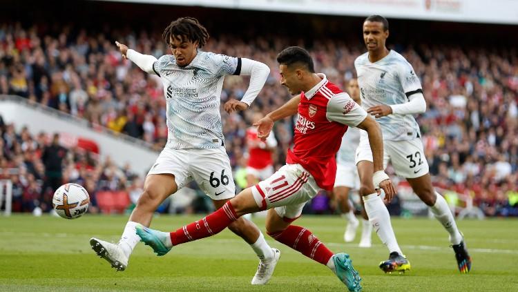 Gabriel Martinelli (kanan) berduel dengan Trent Alexander-Arnold di laga Arsenal vs Liverpool (09/10/22). (Foto: Reuters/Peter Cziborra)