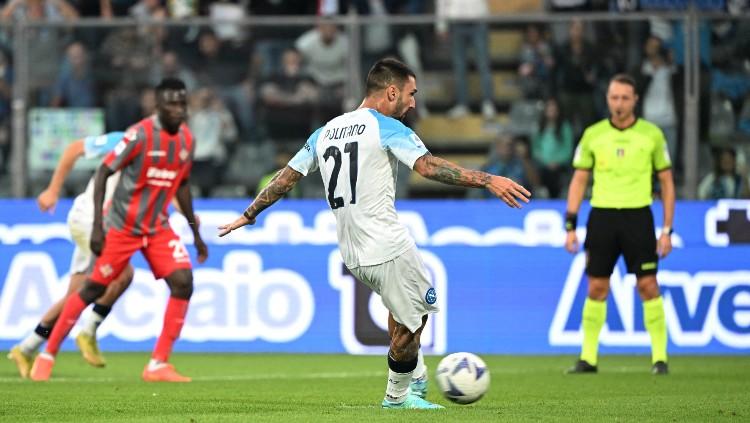 Matteo Politano mengeksekusi penalti di laga Cremonese vs Napoli (09/10/22). (Foto: REUTERS/Alberto Lingria)