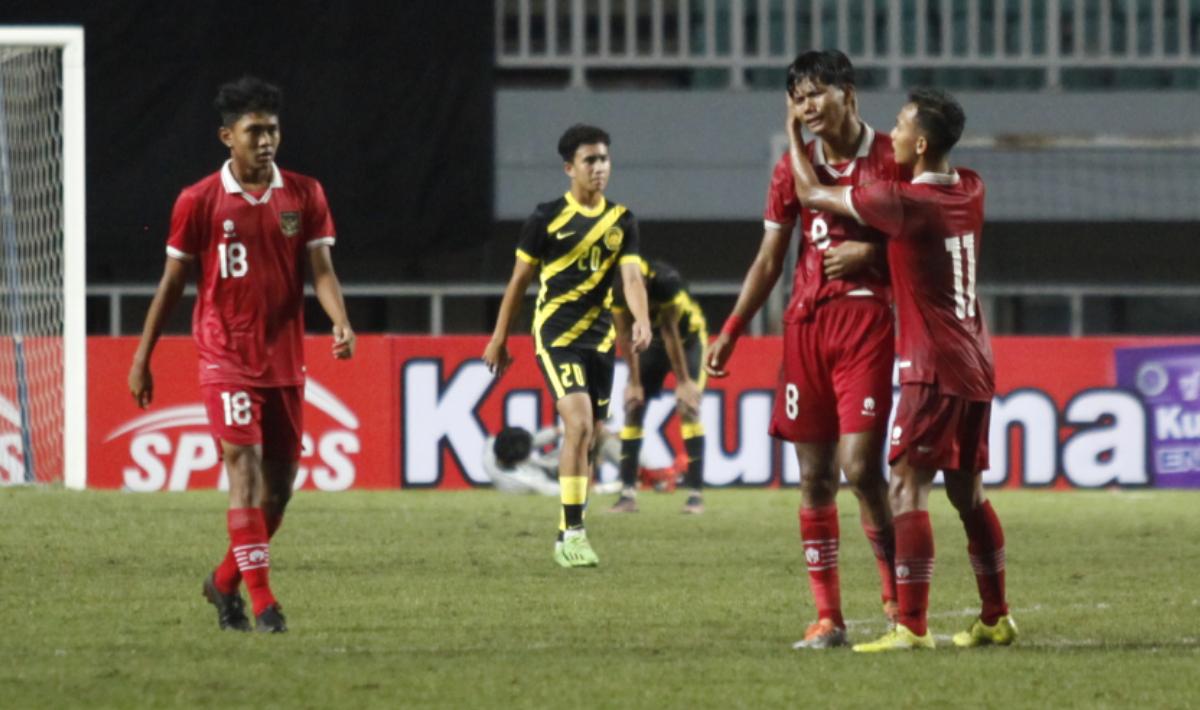 Kesedihan striker Timnas Indonesia U-17, Arkhan Kaka (kedua dari kanan) usai dikalahkan Malaysia pada Kualifikasi Piala Asia U-17 grup B di Stadion Pakansari, Cibinong, Kabupaten Bogor, Jumat (09/10/22).