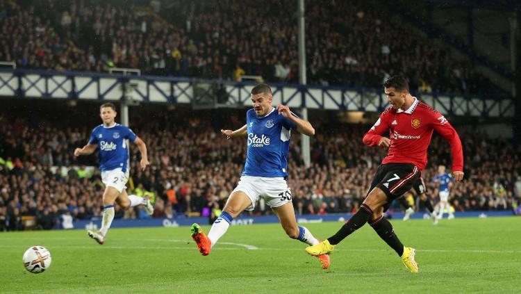 Cristiano Ronaldo mencetak gol di laga Everton vs Manchester United (10/10/22). (Foto: Reuters/Carl Recine) Copyright: Reuters/Carl Recine