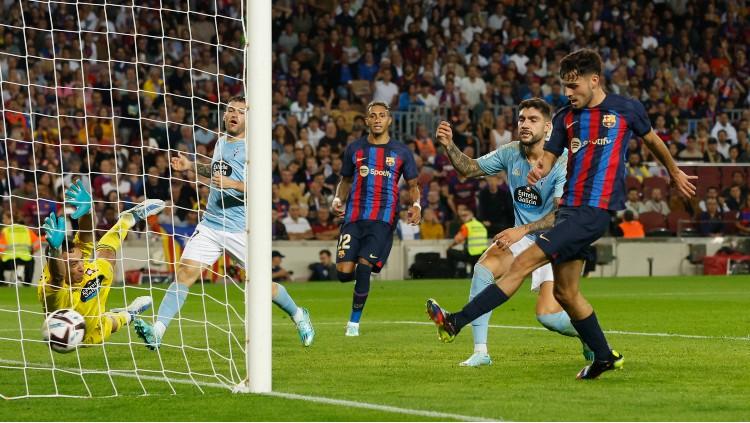 Pedri mencetak gol di laga Barcelona vs Celta Vigo (10/10/22). (Foto: REUTERS/Albert Gea) - INDOSPORT