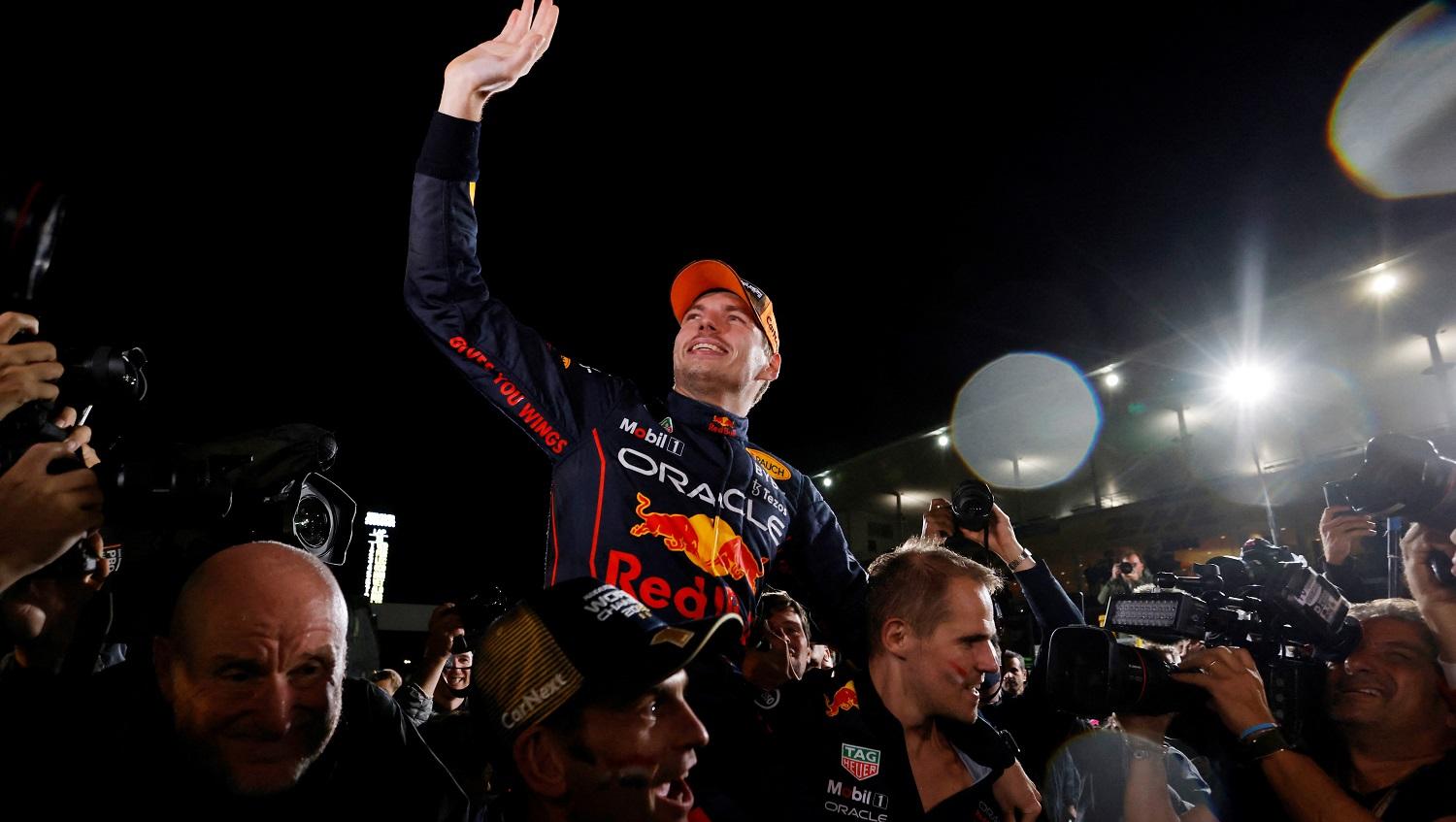 Pembalap Red Bull, Max Verstappen, merayakan gelar juara dunia Formula 1 selepas laga GP Jepang. REUTERS/Kim Kyung-Hoon. - INDOSPORT