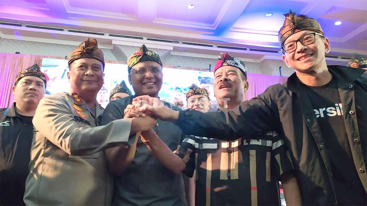 Kapolda Jabar, Irjen Pol. Suntana, bersama Komisaris PT PBB, Umuh Muchtar dan Direktur PT PBB, Teddy Tjahjono, di Grand Pasundan Convention Hotel Bandung, Senin (10/10/22).