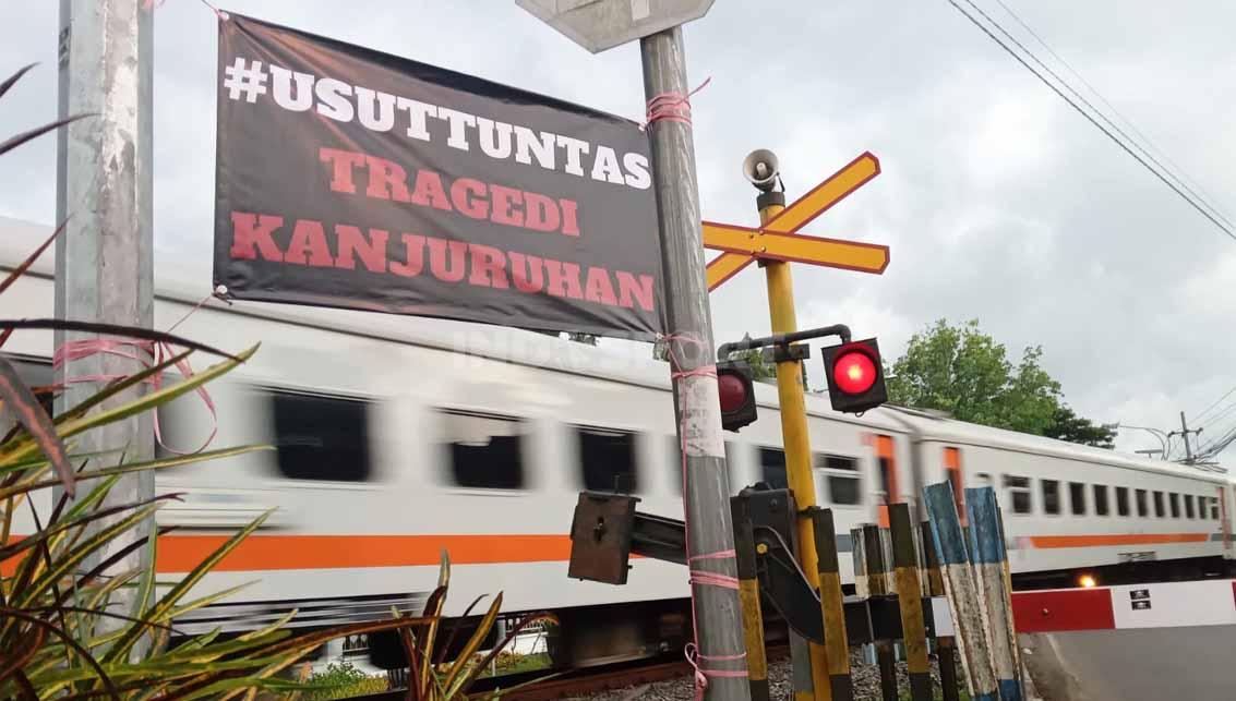 Banner usut tuntas terpajang di sudut kota.