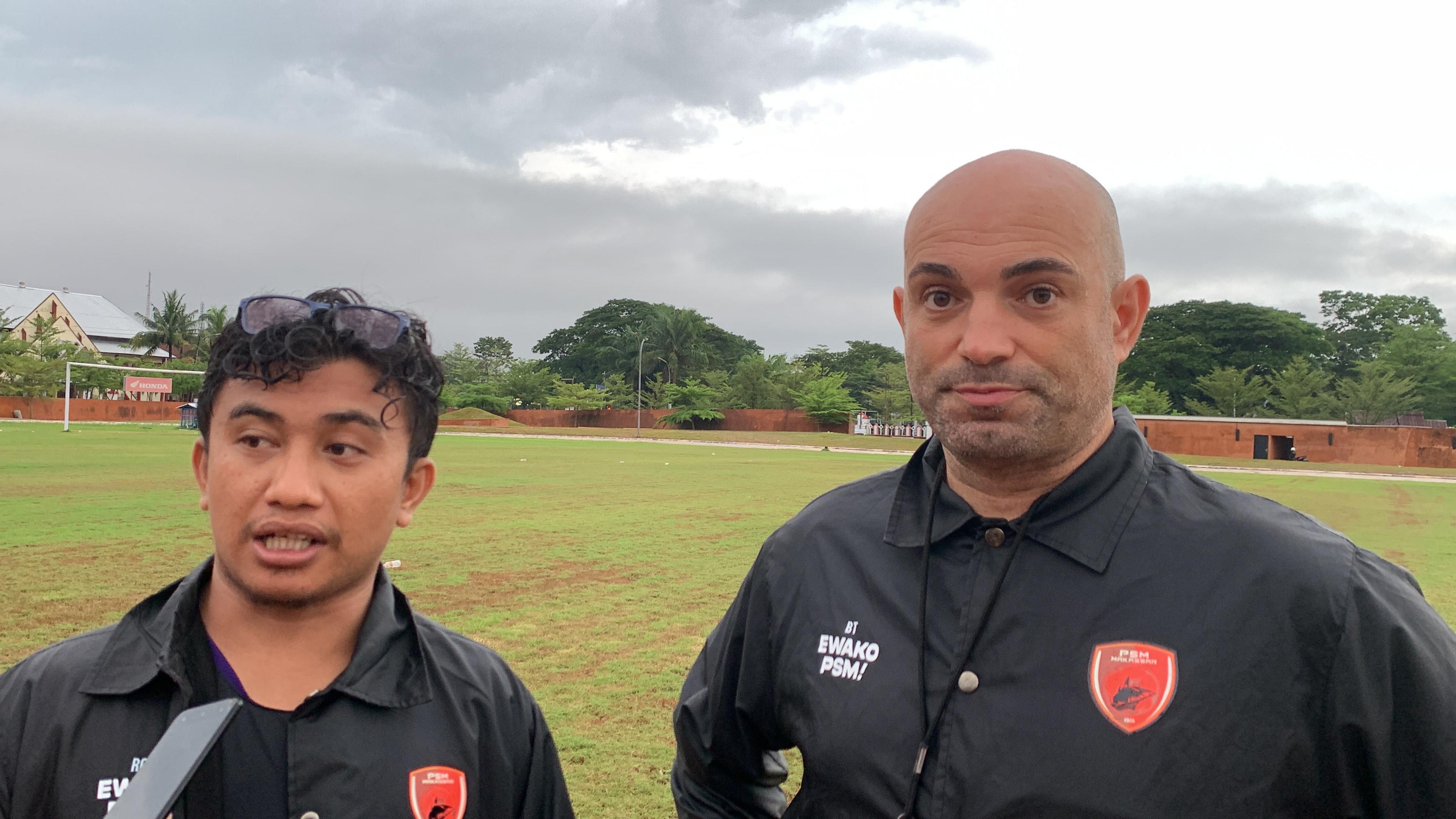 Pelatih klub Liga 1 PSM Makassar, Bernardo Tavares (kanan) asal Portugal, bersama interpreter, Roy Wanson (kiri). - INDOSPORT