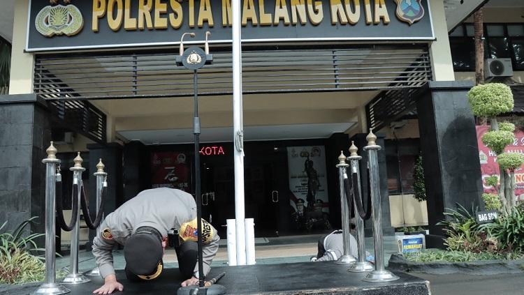 Kapolresta Malang Kota saat memimpin apel dgn sujud bersama terhadap korban Tragedi Kanjuruhan. - INDOSPORT