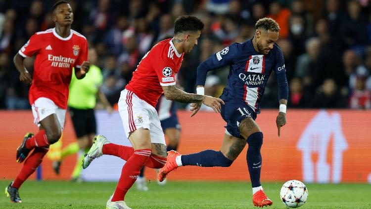 Neymar dari Paris St Germain beraksi dengan Enzo Fernandez dari Benfica REUTERS-Gonzalo Fuentes