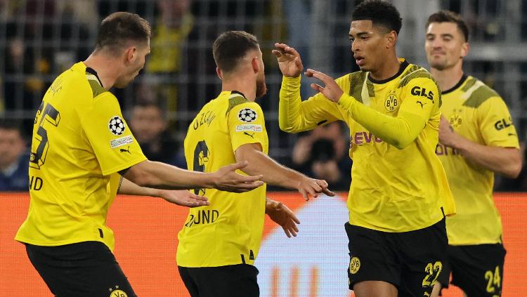 Pemain Borussia Dortmund Jude Bellingham merayakan gol pertamanya bersama Salin Ozcan REUTERS-Thilo Schmuelgen - INDOSPORT
