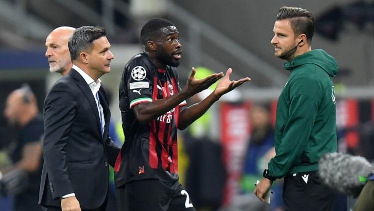 Kartu merah Fikayo Tomori pada pertandingan Liga Champions antara AC Milan vs Chelsea menulai kontroversi, tetapi Rio Ferdinan menganggap sudah tepat.  Foto: REUTERS/Daniele Mascolo.