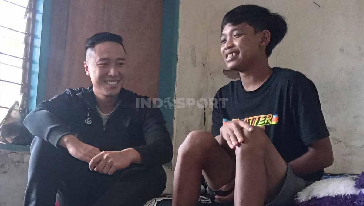 Arthur saat menghibur korban dari trauma tragedi Kanjuruhan. Foto: Ian Setiawan/INDOSPORT.
