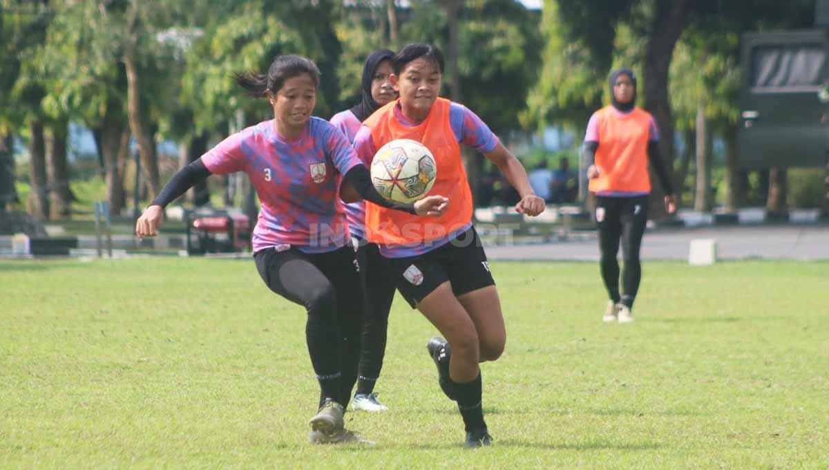 Pilar Persis Women, Halsya Maeisyaroh (kanan) dalam sesi latihan. (Foto: Nofik Lukman Hakim/INDOSPORT)