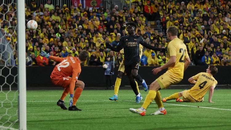 Pemain Arsenal Bukayo Saka mencetak gol pertama mereka. Foto: Reuters-Carl Recine - INDOSPORT