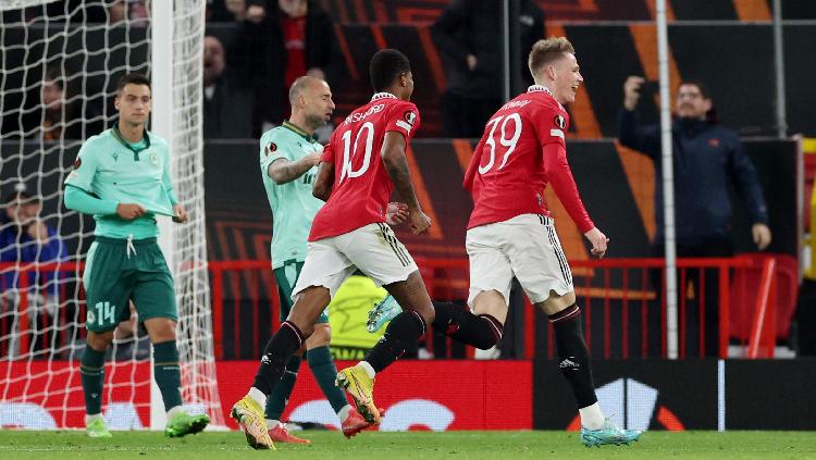 Pemain Manchester United Scott McTominay merayakan gol dengan Marcus Rashford REUTERS-Phil Noble