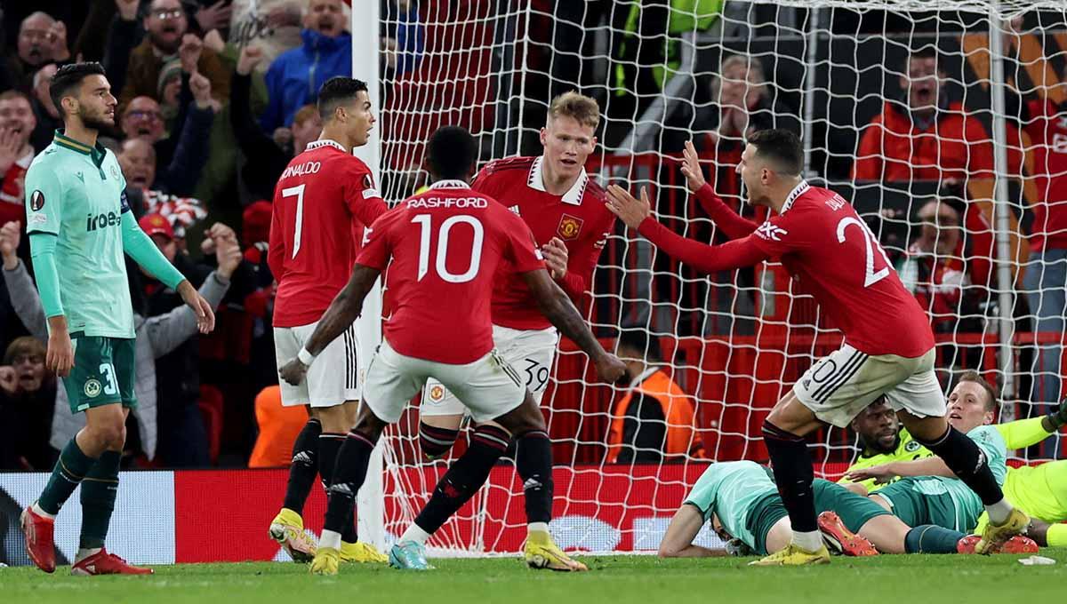 Pemain Manchester United Scott McTominay merayakan gol pertamanya bersama Cristiano Ronaldo, Marcus Rashford dan Diogo Dalot. (Foto: REUTERS/Phil Noble) - INDOSPORT