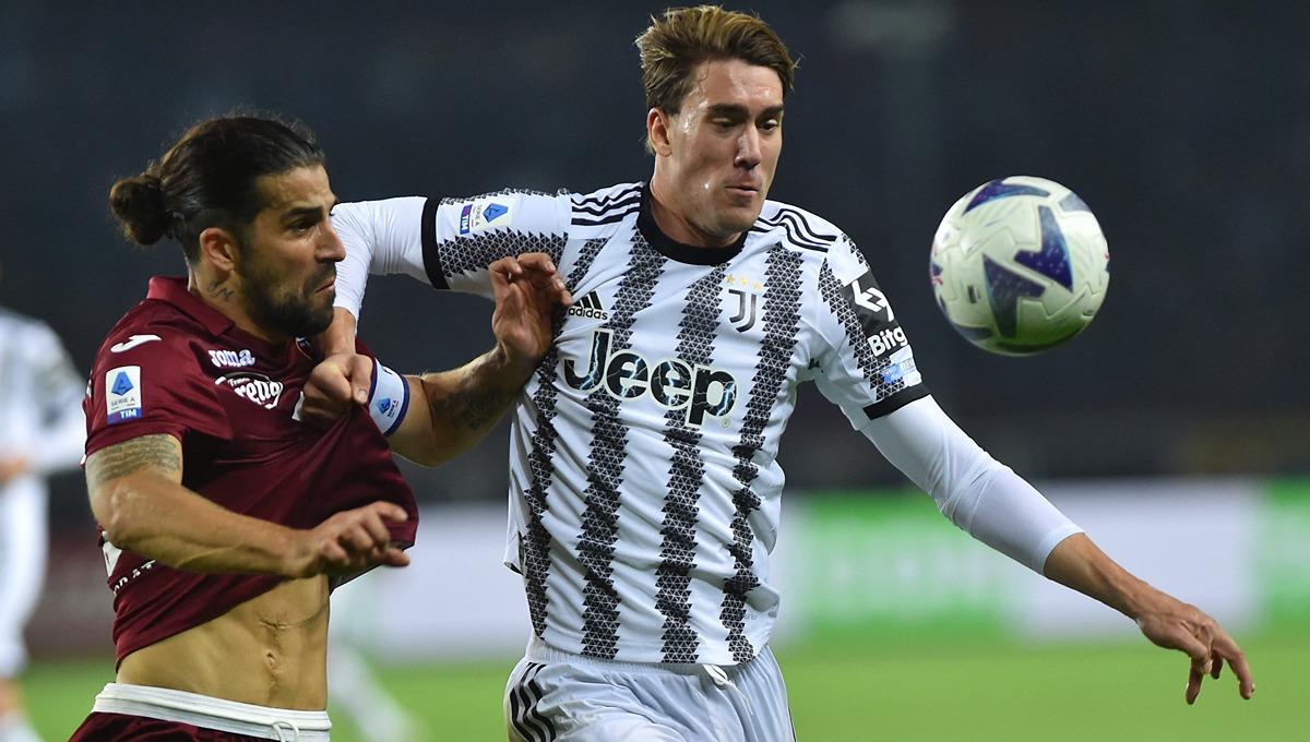 Duel antara Ricardo Rodriguez dan Dusan Vlahovic dalam laga Serie A Liga Italia antara Torino vs Juventus Copyright: Reuters/Massimo Pinca