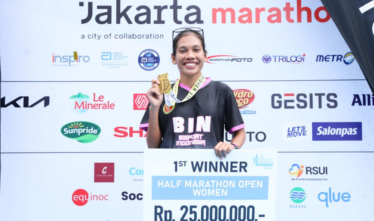 Atlet lari, Odekta Elvina Naibaho berhasil menjadi juara pertama dalam kategori half marathon (21 kilometer) pada ajang bergengsi Jakarta marathon di Jakarta, Minggu (16/10/22). - INDOSPORT
