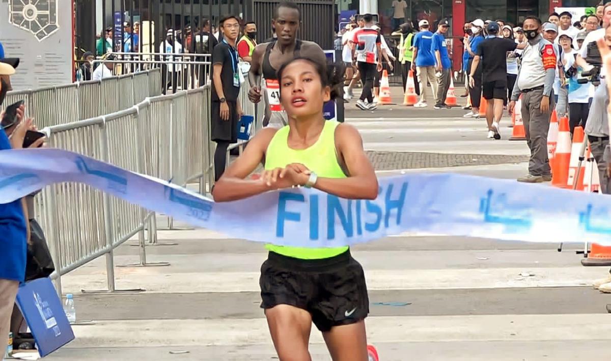 Atlet lari, Odekta Elvina Naibaho berhasil menjadi juara pertama dalam kategori half marathon (21 kilometer) pada ajang bergengsi Jakarta marathon di Jakarta, Minggu (16/10/22).