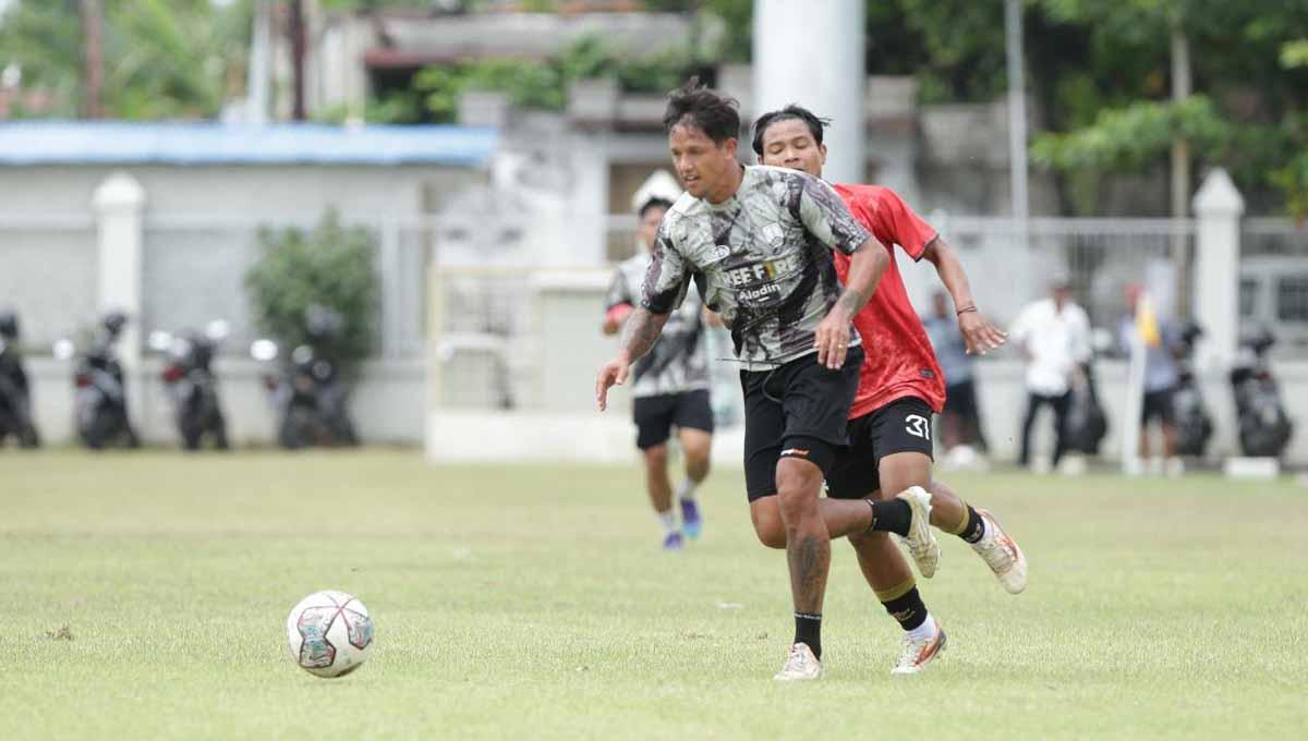 Irfan Bachdim saat tampil dalam laga uji coba Persis Solo melawan Persinga Ngawi di Lapangan Banyuanyar, Solo, Sabtu (15/10/22). Foto: Persis Solo