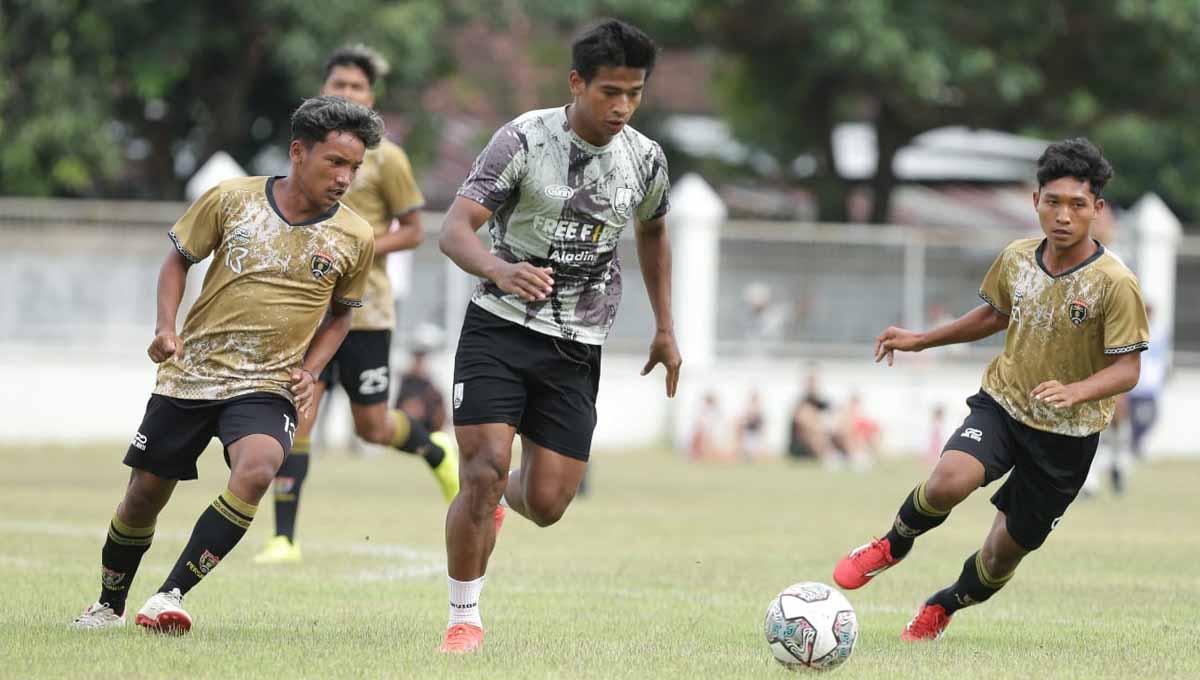 Pemain asal Ngawi, Irfan Jauhari, saat ditampilkan Persis Solo dalam laga melawan Persinga Ngawi di Lapangan Banyuanyar, Sabtu (15/10/22). Foto: Persis Solo