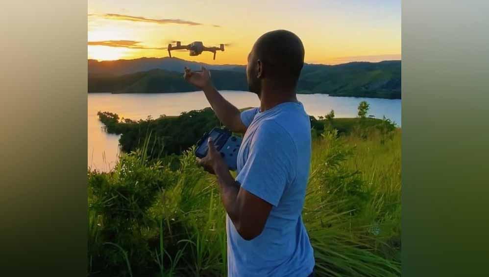 Aktivitas bek Persis Solo, Andri Ibo, ngedrone di Sentani, Papua. (Foto: Instagram@andriibo90)