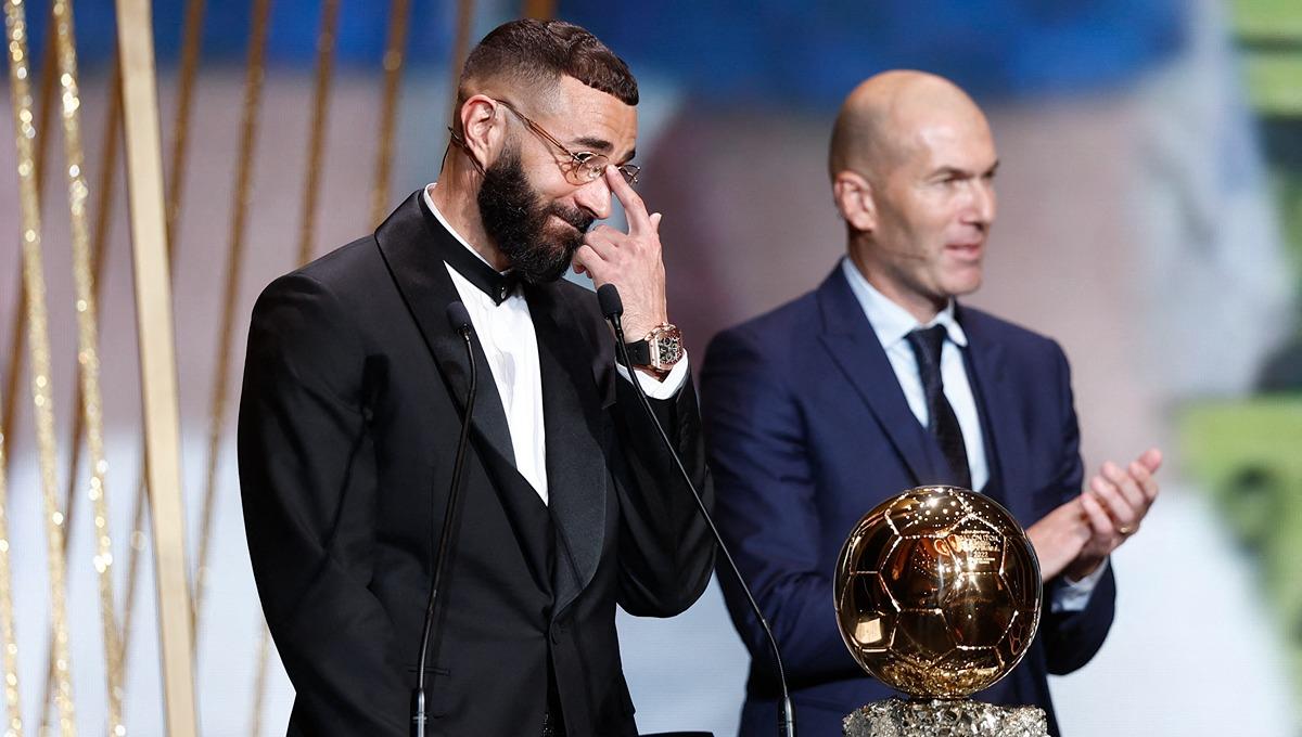Penyerang Real Madrid, Karim Benzema saat memenangi trofi Ballon d'Or. Saat ini ia dicoret dari Timnas Prancis karena cedera, jelang Piala Dunia 2022.