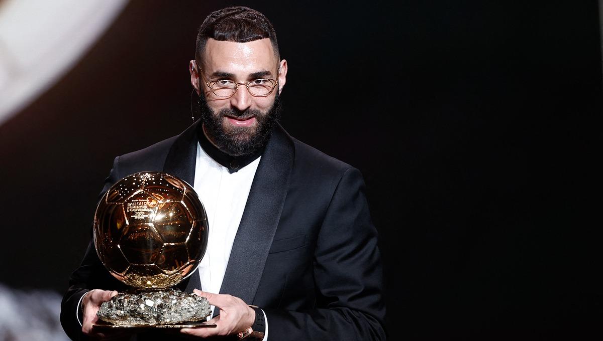 Penyerang Real Madrid, Karim Benzema saat memenangi trofi Ballon d'Or