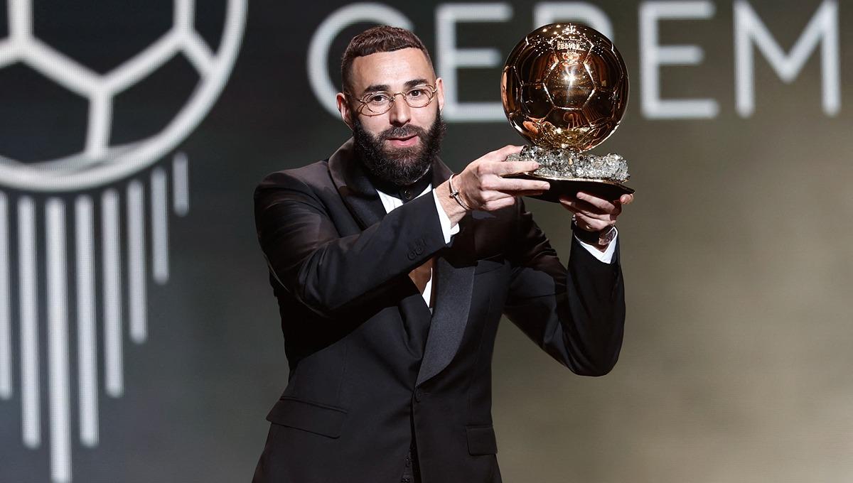 Penyerang Real Madrid, Karim Benzema saat memenangi trofi Ballon d'Or