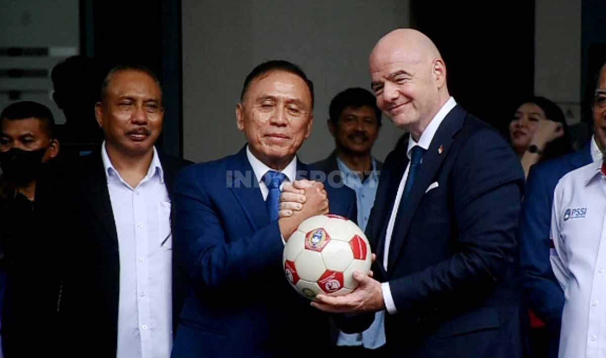 Presiden FIFA, Gianni Infantino usai melakukan pertemuan dengan Ketum PSSI Mochammad Iriawan sekita hampir 2 jam di kantor PSSI GBK Arena, Selasa (18/10/22). - INDOSPORT