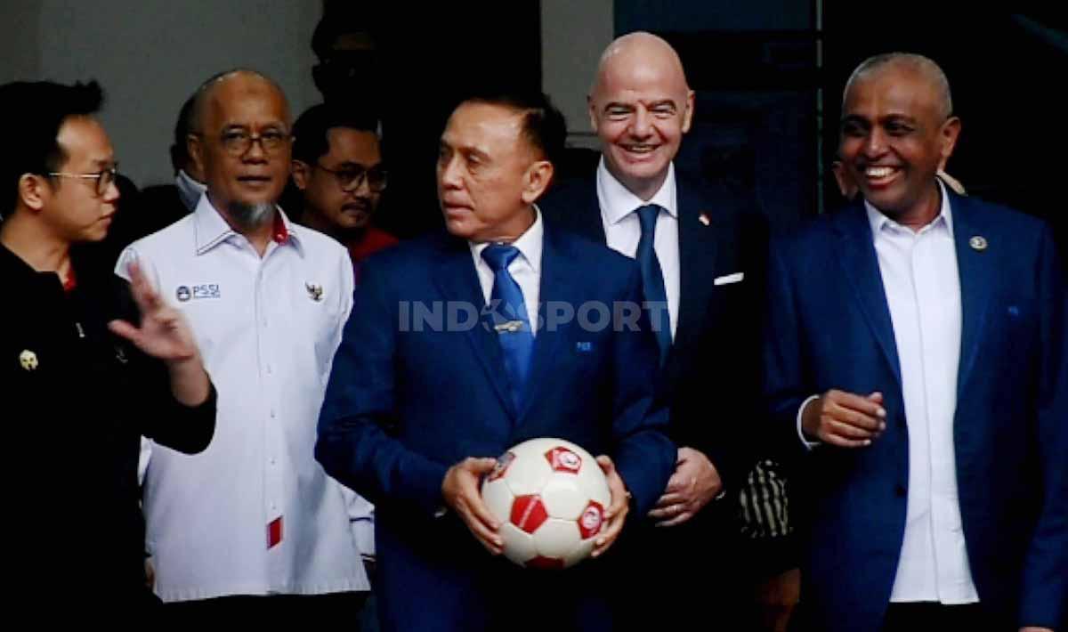 Presiden FIFA, Gianni Infantino usai melakukan pertemuan dengan Ketum PSSI Mochammad Iriawan sekita hampir 2 jam di kantor PSSI GBK Arena, Selasa (18/10/22). - INDOSPORT